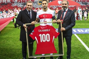 已是傳奇！恰爾汗奧盧賽前獲贈(zèng)國(guó)家隊(duì)百場(chǎng)紀(jì)念球衣