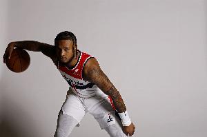 尚帕尼：惠特摩爾運(yùn)動(dòng)能力簡(jiǎn)直離譜 沒見過運(yùn)動(dòng)能力這么強(qiáng)的