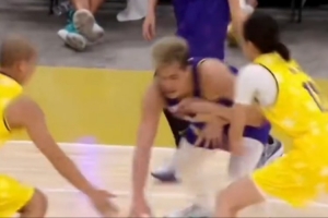 怪不得你單身呢！郭艾倫拉開單挑趙爽 一波蝴蝶穿花晃倒對(duì)手