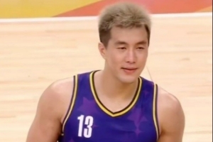 郭艾倫聚星名人賽狂砍43分率隊(duì)贏球 獲得個(gè)人首個(gè)MVP獎(jiǎng)杯