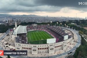 赫羅納球員開(kāi)賽20秒站立不動(dòng)抗議海外賽，巴薩球員未主動(dòng)拿球進(jìn)攻