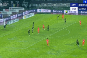 激情滑跪慶祝！黃政宇凌空彈射破門，收獲泰山生涯第二球