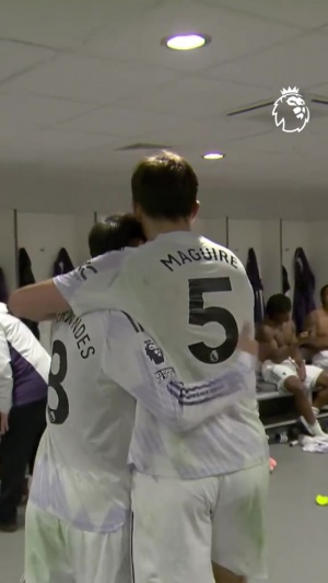 英雄凱旋！馬奎爾賽后回到更衣室，隊(duì)友拍頭鼓掌歡迎+B費(fèi)搞怪慶祝