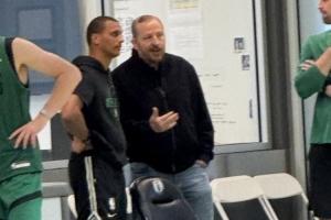 錫伯杜現(xiàn)身綠軍訓(xùn)練館！布朗：他講述上賽季尼克斯如何擊敗我們