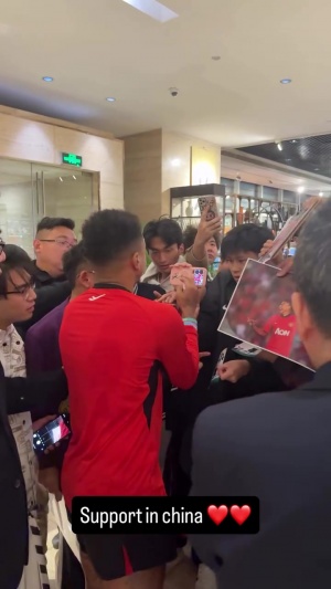 大明星林皇！林加德被中國球迷圍著簽名，踢個亞冠客場成了見面會