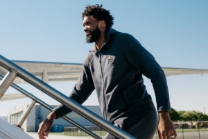 客戰(zhàn)綠軍！76人登機(jī)照：恩比德微笑心情不錯(cuò) 烏布雷粉色拖鞋亮眼