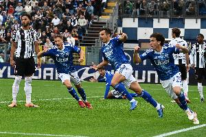 衛(wèi)報(bào)：巴薩與黃潛的海外賽被取消后，米蘭與科莫的海外比賽或泡湯