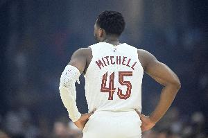 得支棱起來(lái)??！米切爾上半場(chǎng)7投3中僅得8分 球隊(duì)落后尼克斯15分