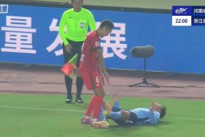 張璦暉倒地夾住皮球，王上源上去對著皮球連踢了幾腳