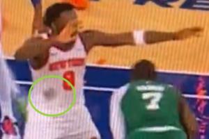 ??發(fā)際線粉蹭掉了！杰倫-布朗的頭一通亂蹭 OG球衣一大團(tuán)黑