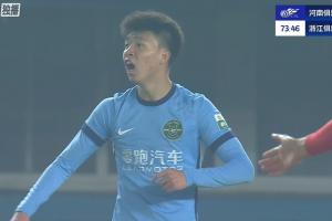 何超故意手球染黃，裁判未吹浙江有利進攻，王鈺棟憤怒砸球