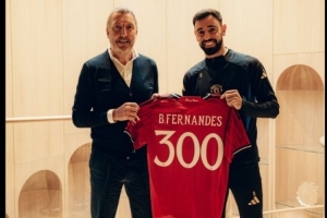 31歲B費(fèi)將迎紅魔300場(chǎng)里程碑，曼聯(lián)官方曬照為其贈(zèng)送紀(jì)念球衣