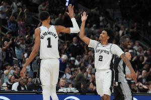 這個(gè)組合穩(wěn)了！文班+哈珀同時(shí)在場(chǎng) 進(jìn)攻效率聯(lián)盟第4 防守效率第1