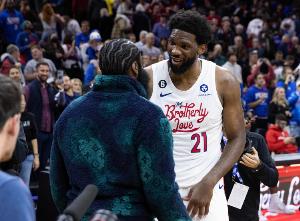 致敬登哥??恩比德貢獻(xiàn)25+7+5 但坐在板凳上看隊(duì)友完成逆轉(zhuǎn)！