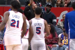 一蹦三尺高！76人加時(shí)反超 恩比德沖鋒進(jìn)場慶祝！