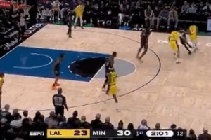 有點(diǎn)尷尬！布朗尼弧頂接球遭遇逼搶直接出界失誤