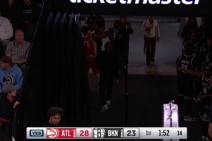 希望沒事?。√乩?楊膝蓋被隊友壓到 隨后返回更衣室