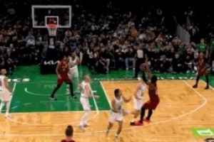 手感火熱！米切爾晃飛兩人命中高難度壓哨三分