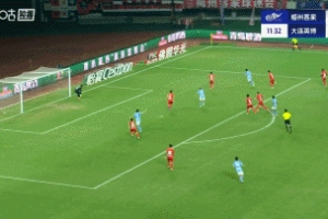 梅州逃過一劫！佩尼亞中路一漏，閆鵬點(diǎn)球點(diǎn)打門擊中立柱彈出