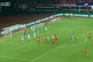 梅州扳回一個(gè)！奧馬爾松門前亂戰(zhàn)中補(bǔ)射得手，梅州1-2大連