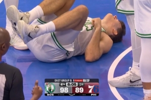 不講武德！恩比德被犯規(guī)后空中蜷縮 踢到對方敏感部位&感覺很疼