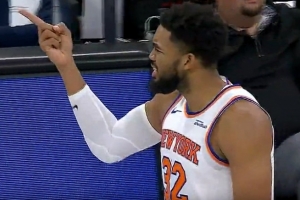 唐斯轉(zhuǎn)身頂?shù)故访芩箳佂睹斜淮颠M(jìn)攻犯規(guī) 尼克斯挑戰(zhàn)成功變2+1