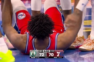 過分了嗷！小白沖搶恩比德犯規(guī) 恩比德直接作出投籃姿勢&夸張摔倒