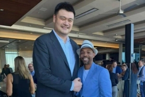 老熟人了！媒體人曬照：姚明與前隊友“街球王”阿爾斯通合照