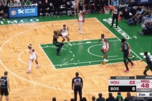 陷入困境！杰倫-布朗被小史密斯防得原地轉(zhuǎn)圈 最終走步違例