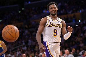 放我投？布朗尼被放投 堅(jiān)決出手三分空心入網(wǎng)！本賽季首記三分