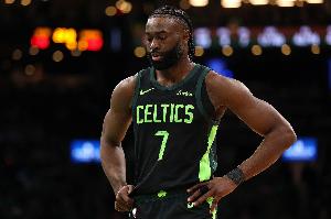 殺死自己！杰倫-布朗最后一攻推倒對(duì)手被吹犯規(guī) 綠軍挑戰(zhàn)失敗