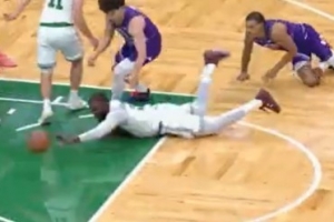 餓虎撲食！杰倫-布朗奮力拼搶地板球 助科塔博得罰球