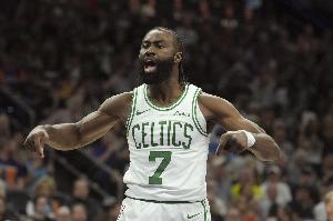 懸念再起！杰倫-布朗搶斷上籃強(qiáng)勢(shì)打進(jìn) 綠軍一波6-0打回懸念