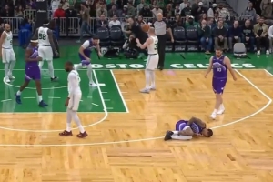 有點(diǎn)危險(xiǎn)！布朗撲防后手撩陰小基昂特 裁判給普通犯規(guī)后者3罰全中