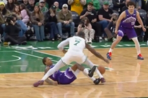 布朗被滑鏟不犯規(guī)？主裁：兩人接觸前都滑倒了 所以沒有吹罰犯規(guī)