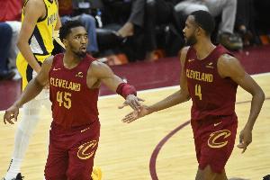 你倆是基本盤！首節(jié)米切爾5中4砍15分&小莫布里8中5拿到12分