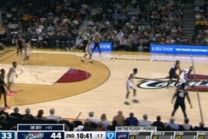 血虧！米切爾橫傳失誤&博納搶斷 泰森反搶拉拽被吹越位犯規(guī)