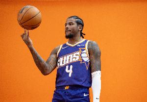 新后場雙槍！布克首節(jié)8中5得11分&杰倫·格林7中3得8分 合砍19分