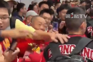 數(shù)千球迷高聲齊呼“重慶雄起”，老將黃希揚被團(tuán)團(tuán)圍住簽名