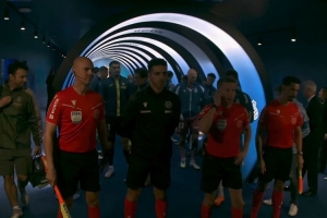 推動寵物領(lǐng)養(yǎng)！西班牙人球員賽前帶著11只狗狗入場