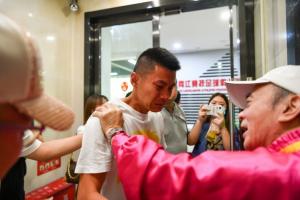 重慶鐵漢！40歲黃希揚隨銅梁龍沖超成功 3年前兩江競技解散時淚崩