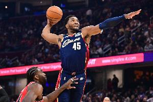 強勢反彈！米切爾上半場10中1僅得3分 下半場26分&關(guān)鍵7分反超