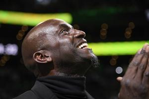 狼王對甜瓜說“你老婆像甜甜圈”？皮爾斯：垃圾話別涉及妻子孩子