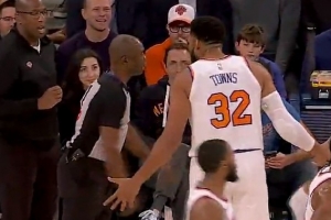 心態(tài)略崩？魔術(shù)反擊時(shí)唐斯無球推倒艾薩克 裁判直接吹罰進(jìn)攻犯規(guī)