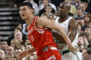 楊毅：姚明有次假裝受傷實則回更衣室拉了 但傳唱度比不上皮爾斯