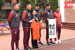 中國之隊公益進校園，黃博文、于大寶、張璦暉與學(xué)生們同場競技