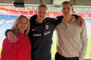 哈蘭德社媒曬與媽媽和弟弟合照：老大、我和我弟