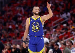 解說：面對如此庫里我們欣賞表演就好 ?？怂沟策M1個馬刺都能贏