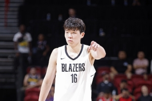 朱芳雨：不能要求楊瀚森首年滿足所有期待 姚易新秀賽季也有波動(dòng)