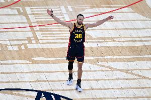 史上僅兩人37歲以上還能連續(xù)兩場砍45+：喬丹、庫里